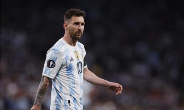 高速路上遇到暴雨，开双闪还是开雾灯？老司机：这才是正确方式